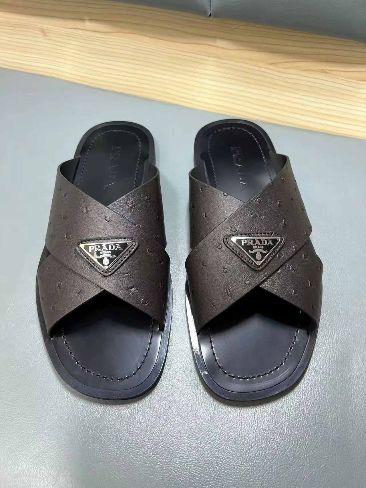 340💰PRADA Prada’s latest slippers are synchronized with the official website. This slipper is made of the brand’s unique and iconic Saffiano leather. The brand logo jumps out from the double straps, and the brand style is clearly visible. Cowhide gives men elegant charm and functional design, making it an ideal choice for vacation and leisure. Size:38-45